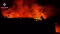 Сумський район: приборкуючи пожежу, яку спричинив ворожий удар, вогнеборці запобігли масштабному загорянню в житловому секторі