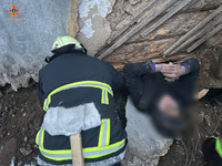 Бориспільський район: рятувальники надали допомогу чоловіку, який застряг під стіною житлового будинку