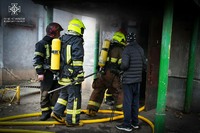 Одеські вогнеборці евакуювали мешканців пʼятиповерхівки під час пожежі