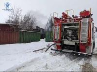 Шосткинський район: рятувальники разом з працівниками місцевої пожежної команди ліквідували масштабне загоряння будинку