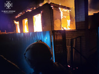 Куп’янський район: окупанти поцілили у приватний будинок, рятувальники загасили пожежу, є загиблий