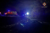 Дніпровський район: рятувальники перенесли травмованого чоловіка до карети екстреної медичної допомоги