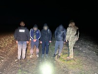 (ВІДЕО) Нічні силуети на кордоні. На Вінниччині прикордонники затримали трьох порушників