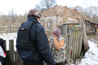 З прикордоння Чернігівщини поліцейські евакуювали подружжя пенсіонерів, чий будинок зруйнував російський обстріл