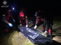 Рятувальники транспортували тіло загиблої в горах жінки.