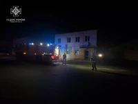 В Радехові вогнеборці ліквідували пожежу в квартирі: врятовано 3 людини