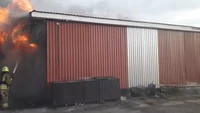 В Рівненському районі вогнеборці ліквідували пожежу в приватній будівлі автогаражу з піднавісом