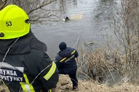 Дніпровський район: надзвичайники вилучили з води легковий автомобіль