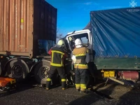 На Миколаївщині рятувальники надали допомогу водію, який постраждав у дорожньо-транспортній пригоді