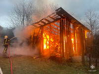 Драгівські рятувальники ліквідували пожежу в надвірній споруді та врятували будинок