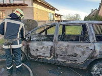 Берегівські рятувальники ліквідували пожежу легкового автомобіля