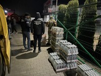 (ВІДЕО) На Закарпатті прикордонники виявили 1500 пляшок алкогольних напоїв невідомого походження