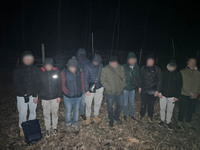 (ВІДЕО) На Буковині прикордонники затримали 10 чоловіків, які пробиралися до Румунії