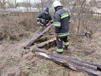 Звягельський район: рятувальники дістали тіло чоловіка із закинутої криниці