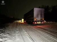 Чернівецький район: рятувальники надали допомогу водіям у буксируванні вантажівок