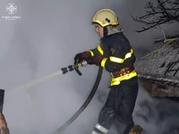 Сумський район: рятувальники разом з працівниками місцевої пожежної врятували житловий будинок та господарчу споруду
