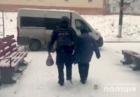 Холод та обстріли змусили покинути оселі: запорізькі поліцейські евакуювали до безпечного місця двох пенсіонерок