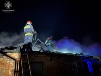 М. Охтирка: приборкуючи загоряння господарчої споруди, рятувальники запобігли масштабній пожежі в житловому секторі