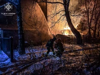 Сумська область: рятувальники ліквідували масштабну пожежу, що виникла через ворожі удари