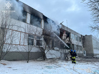 Харківщина: окупанти поцілили у навчальний заклад, рятувальники загасили пожежу