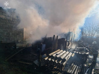 Мукачівські рятувальники врятували від вогню житловий будинок та ліквідували пожежу в надвірній споруді