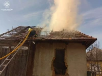 Перечинські надзвичайники врятували житловий будинок та ліквідували загоряння надвірної споруди