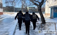 Обстріли, холоди та постійне відчуття страху: запорізькі поліцейські евакуювали з прифронтового Степногірська літню жінку