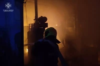 Дніпровський район: вогнеборці загасили загорання, що виникло в металевій будівлі