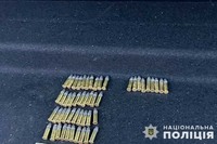 У жителя Збаража поліцейські вилучили саморобний пристрій для відстрілу та майже пів сотні набоїв
