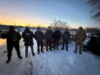 (ВІДЕО) У Чернівецькій області затримано переправника осіб через державний кордон та трьох його «клієнтів»
