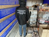 (ВІДЕО) На Закарпатті правоохоронці виявили 1000 пляшок алкогольних напоїв з погашеними марками акцизного податку