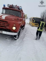 Добровольці місцевої МПК надали допомогу з буксирування пасажирського автобуса в Олешанській ТГ