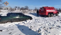 Рятувальники надали допомогу водію, який опинився у сніговій пастці