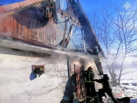 Звягельський район: під час пожежі в приватній оселі врятовано жінку