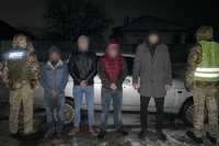 Поблизу кордону зі Словаччиною затримали шістьох чоловіків, троє з яких переправники