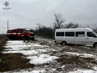 Миколаївська область: рятувальники відбуксирували рейсовий автобус, який застряг в багнюці