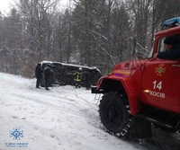 Впродовж доби рятувальники вивільнили з снігових заметів 5 транспортних засобів в яких перебувало 23 особи з них 3-діти.