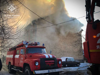 Рава- Руська: рятувальники ліквідовують пожежу даху багатоквартирного житлового будинку