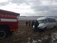 Рятувальникам Миколаївщини знову довелось буксирувати рейсовий автобус та легковий автомобіль, які застрягли на бездоріжжі