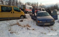 Поліцейські розслідують обставини дорожньо-транспортної пригоди з потерпілими у Дністровському районі