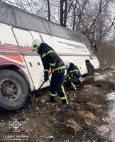 Рятувальники надали допомогу на місці події, де рейсовий автобус з’їхав з дороги
