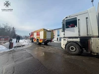 Рятувальники відбиксирували вантажний автомобіль, що застряг на дорозі
