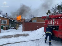 Сумська область: приборкуючи пожежу господарчої споруди, вогнеборці врятували житловий будинок та іншу споруду
