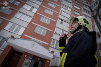 У Хмельницькому під час пожежі в квартирі багатоповерхівки вогнеборці врятували двох людей