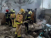 М. Ромни: приборкуючи загоряння господарчої споруди, рятувальники запобігли масштабній пожежі в житловому секторі