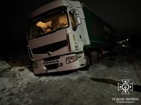 Рівненський район: рятувальники надали допомогу по буксируванню вантажного автомобіля, який з’їхав з дороги та застряг в снігу