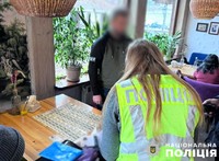 Правоохоронці викрили мешканку столиці, яка за гроші обіцяла допомогти переселенці з Луганської області отримати соціальне житло