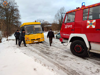 На Мукачівщині рятувальники буксирували шкільний автобус