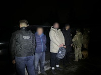 (ВІДЕО) Біля кордону з Румунією затримали таксі, яке везло «клієнтів»  в об’їзд пунктів пропуску
