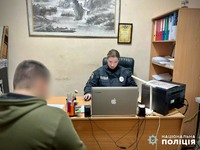 Звинуватили неповнолітнього юнака у фотографуванні військових об’єктів і відібрали телефон: в Одесі поліцейські викрили двох молодиків у грабежі